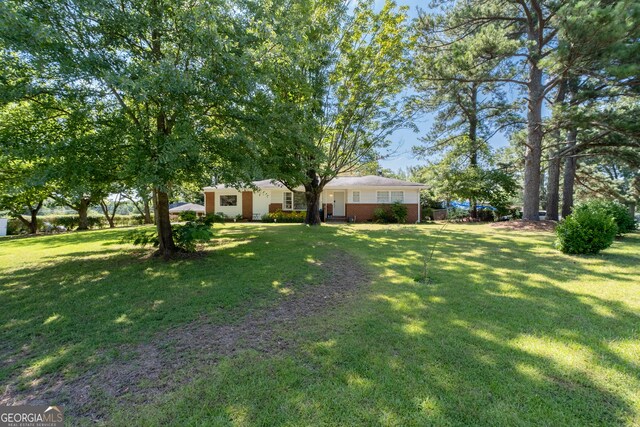 single story home with a front lawn