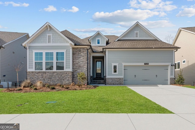 craftsman-style house featuring a front yard