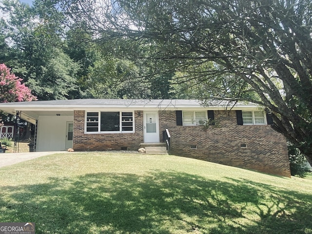 ranch-style home featuring a carport and a front lawn