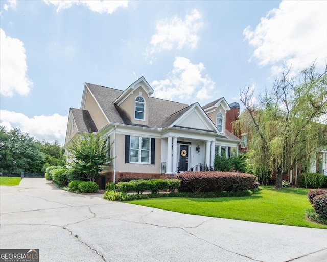 view of front of house featuring a front yard