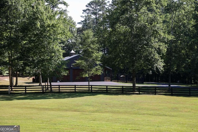 view of property's community featuring a rural view and a yard