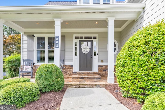 entrance to property featuring covered porch