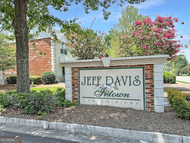 view of community / neighborhood sign