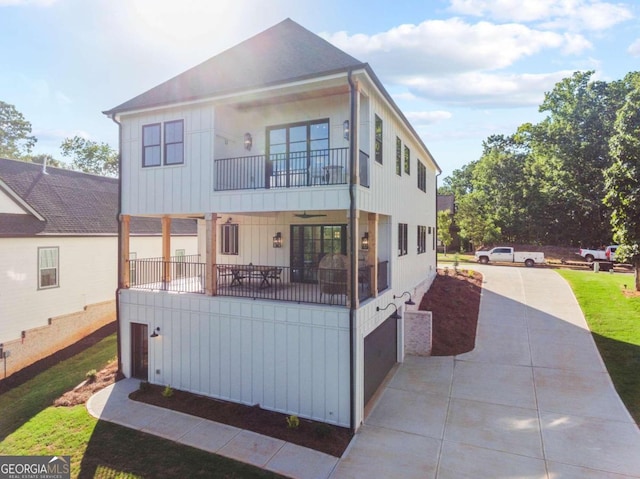 view of front of home featuring a balcony