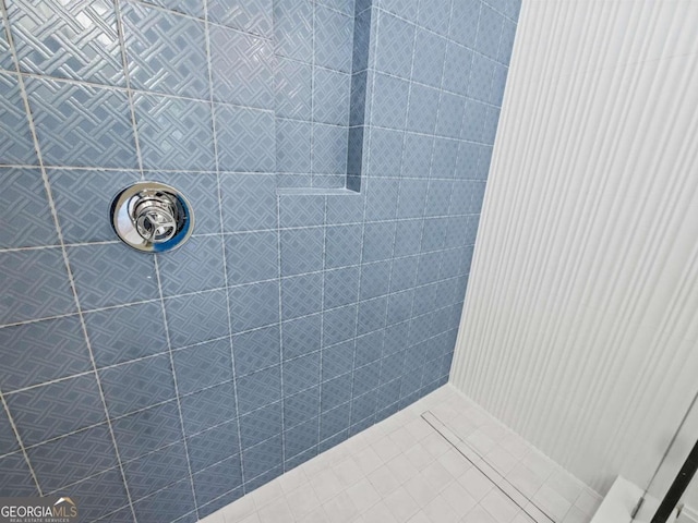 bathroom featuring tiled shower