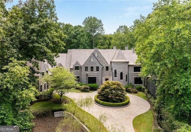 view of front of home featuring a front lawn