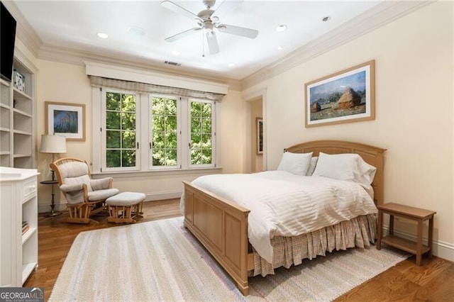 bedroom featuring light hardwood / wood-style floors, ceiling fan, and ornamental molding