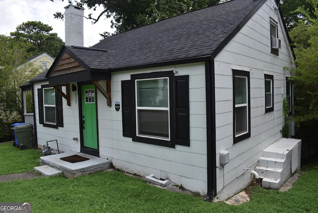 view of front of property with a front lawn