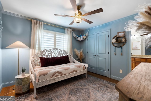 sitting room featuring ornamental molding, dark hardwood / wood-style floors, and ceiling fan