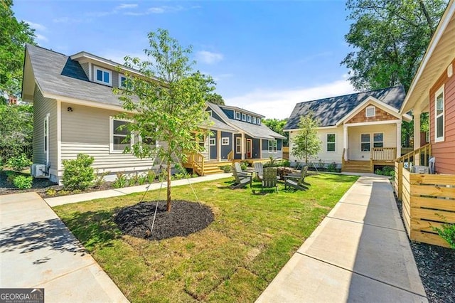 view of front of house with a front lawn