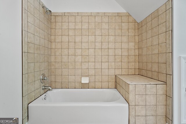 bathroom with tiled shower / bath