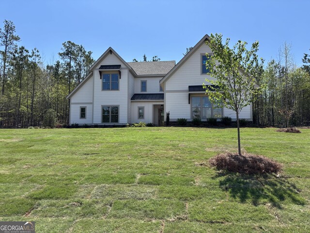 modern farmhouse featuring a front lawn