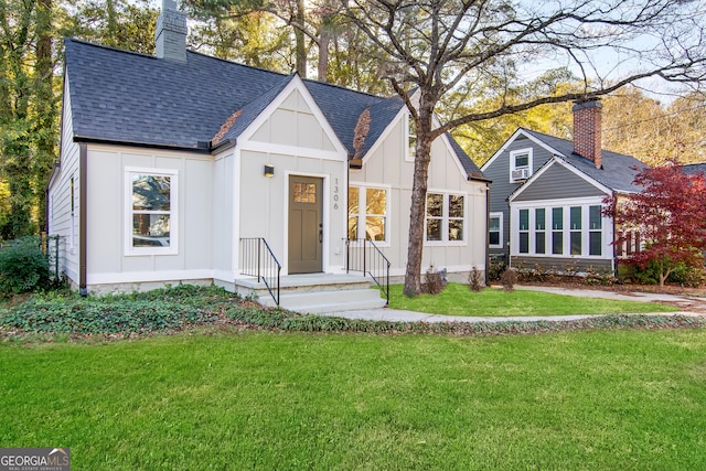 view of front facade featuring a front yard