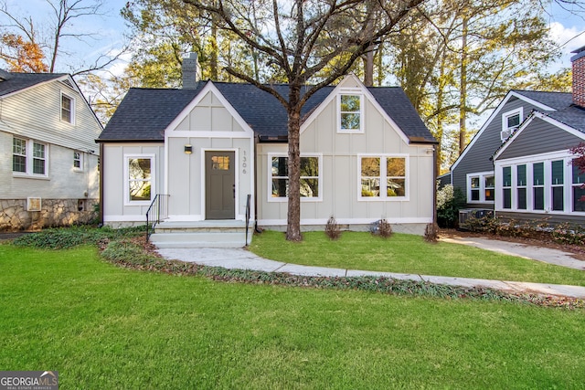 modern inspired farmhouse featuring a front yard