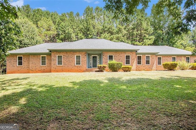 single story home featuring a front lawn