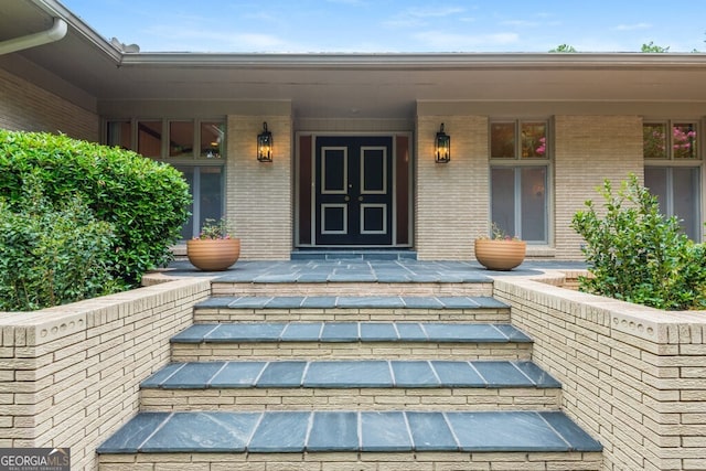 entrance to property featuring a porch