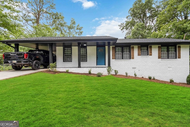 view of front of home featuring a carport and a front yard