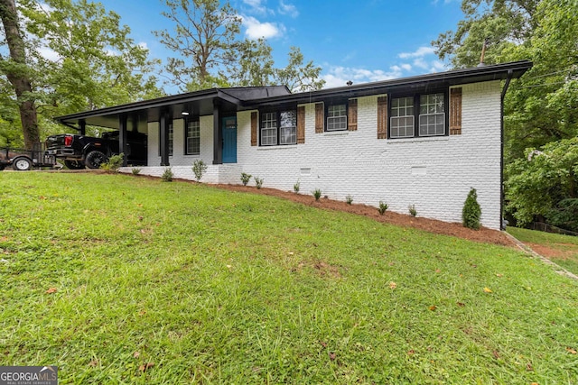 view of front of home featuring a carport and a front lawn