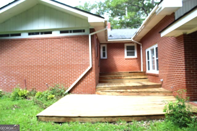 entrance to property featuring a wooden deck