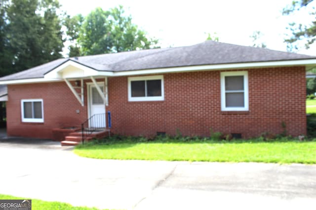 view of front of home featuring a front yard