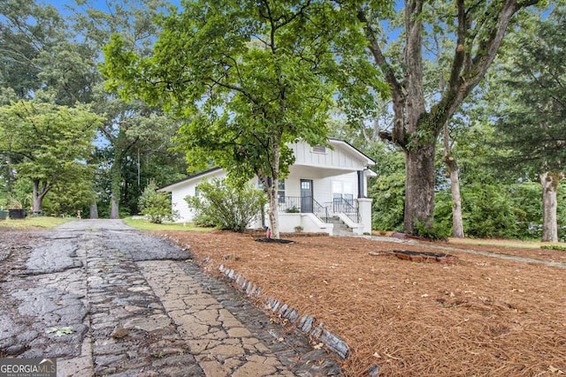 view of front of property featuring a porch