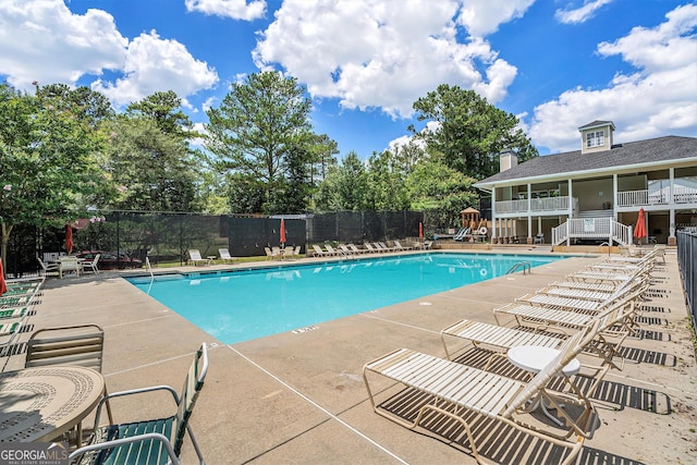 view of swimming pool featuring a patio