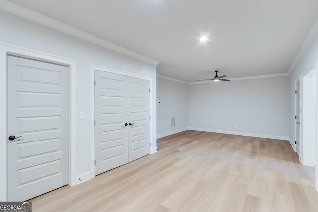 unfurnished bedroom featuring light wood-type flooring, ceiling fan, and ornamental molding