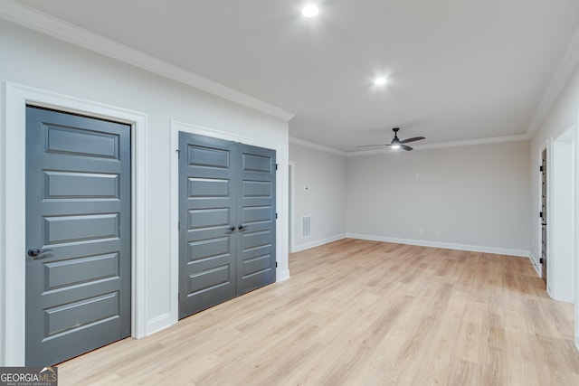 foyer with ceiling fan, light wood-type flooring, and ornamental molding