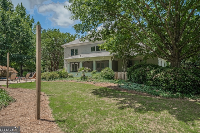 view of front of home featuring a front yard