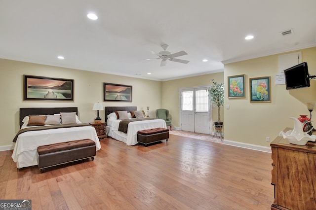 bedroom featuring light hardwood / wood-style floors, ornamental molding, and ceiling fan