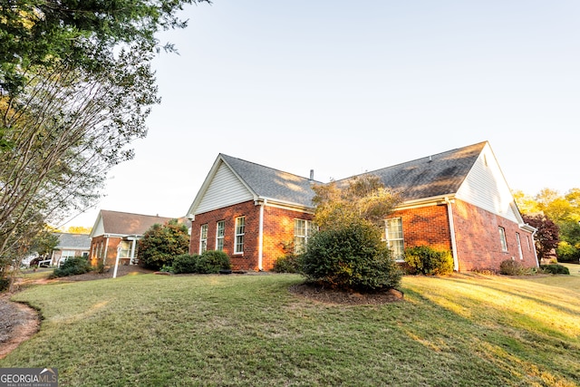 view of side of property featuring a lawn