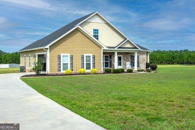 view of front of home featuring a front yard