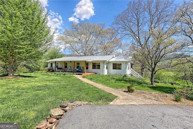 view of front facade featuring covered porch and a front yard