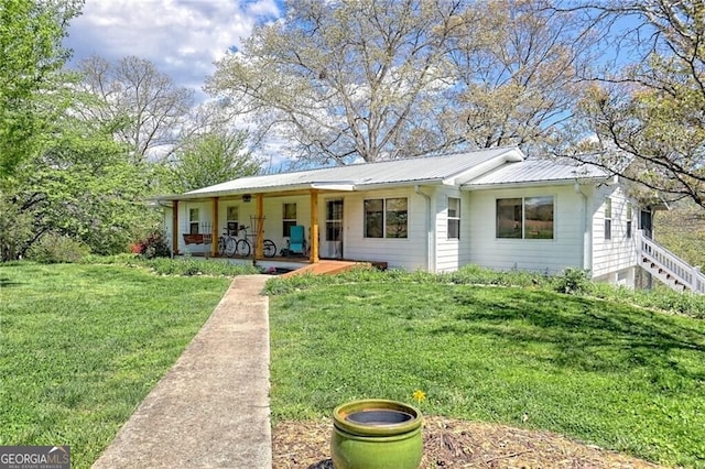 ranch-style home featuring a front lawn and a porch