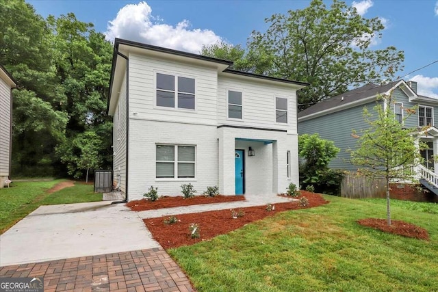 view of front property featuring a front yard