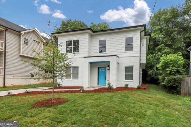 front of property featuring a front lawn