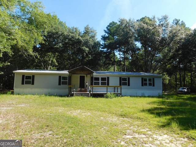 manufactured / mobile home with a front yard