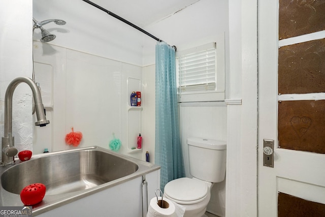 full bathroom featuring toilet, sink, and shower / tub combo with curtain