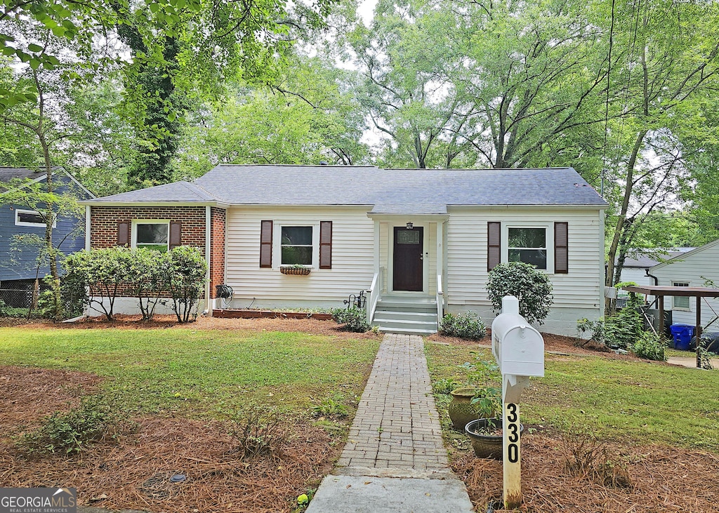 single story home with a front lawn