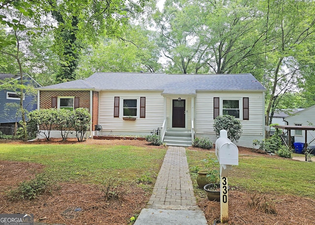 single story home with a front lawn