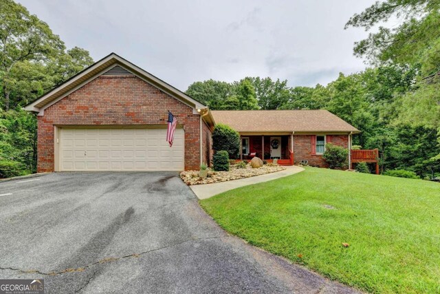 view of front of home featuring a front lawn and a garage