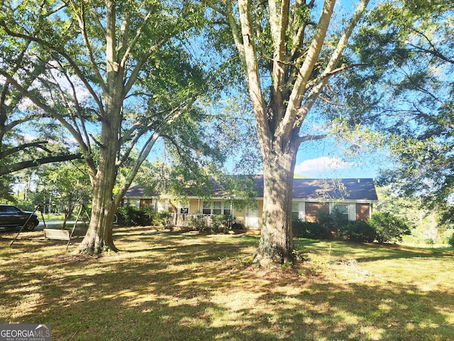 view of front facade with a front yard