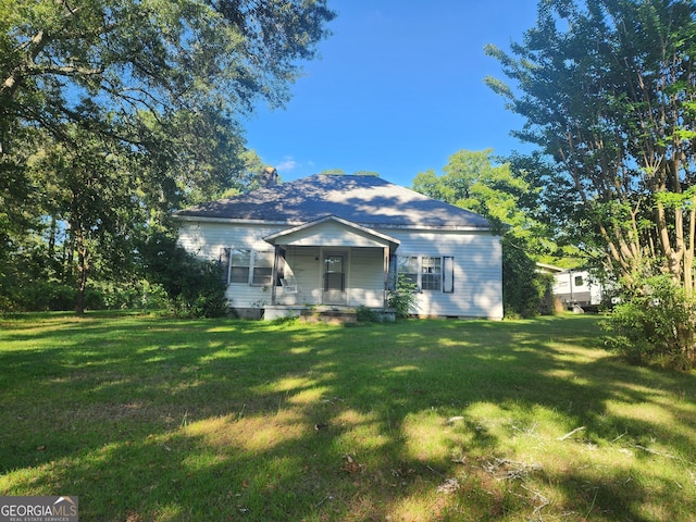 view of front of property featuring a porch and a front yard