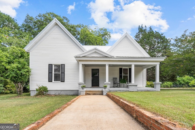 view of front facade featuring a front lawn and covered porch