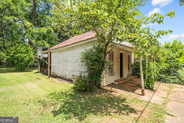 view of outbuilding with a yard