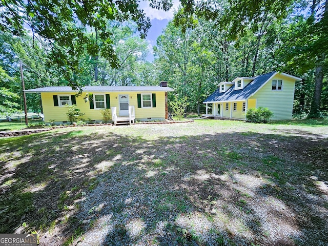 view of front of property featuring crawl space