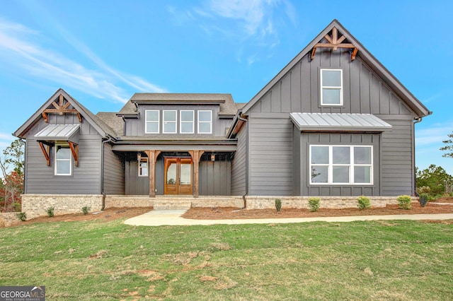 craftsman inspired home featuring a front yard