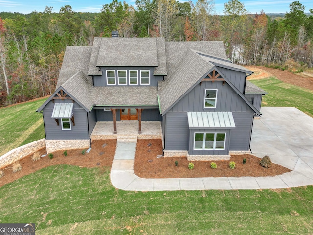 view of front facade with a front lawn