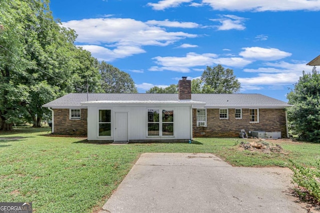 view of front facade featuring a front yard