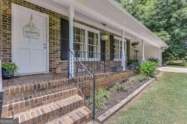 property entrance featuring a porch